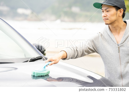 [洗車]男子用海綿刷洗 73331802