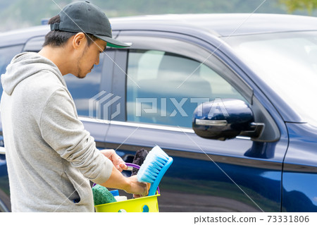 [洗車]男子選擇洗車設備 73331806