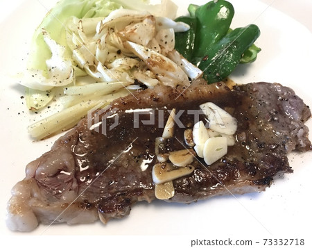 Beef steak, wife's home-cooked food, dinner at home, happy family Beef steak, wife's home-cooked food, dinner at home, happy family 73332718