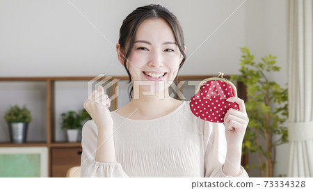 A young woman with a wallet 73334328