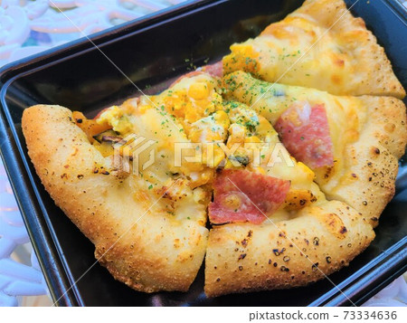 Homemade pizza with vegetable sandwiches Homemade pizza with vegetable sandwiches 73334636