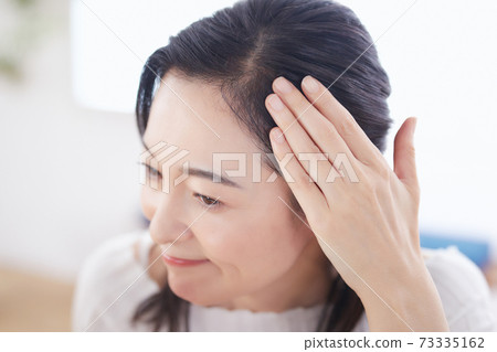 Middle women who care about hair Middle women who care about hair 73335162