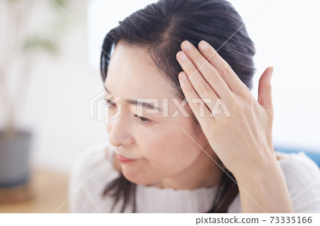 關心頭髮的中年女性 關心頭髮的中年女性 73335166