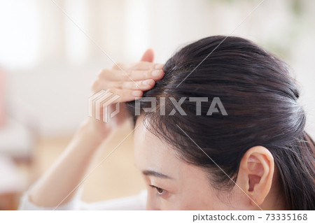 關心頭髮的中年女性 73335168