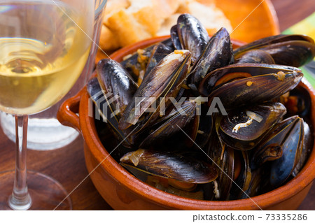 Gourmet steamed mussels Gourmet steamed mussels 73335286