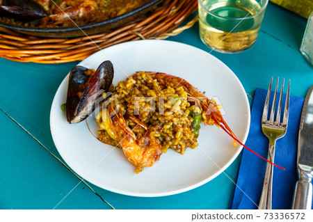 Spainsh dish seafood paella with rice, shrimps and mussels Spainsh dish seafood paella with rice, shrimps and mussels 73336572