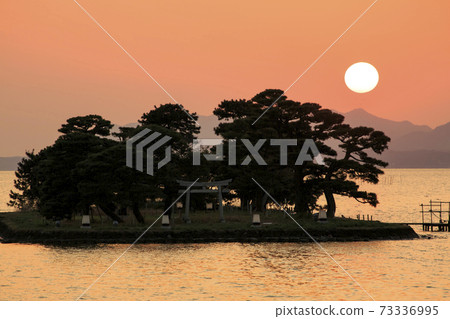 島根縣,著名的日落景點,Shishido湖的daughter婦島和日落 島根縣,著名的日落景點,Shishido湖的daughter婦島和日落 73336995