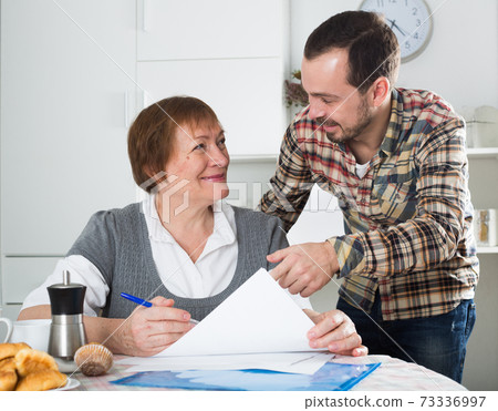 Woman and manager discuss contract 73336997