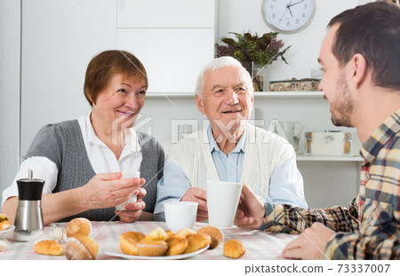 Grandparents and grandson breakfast 73337007