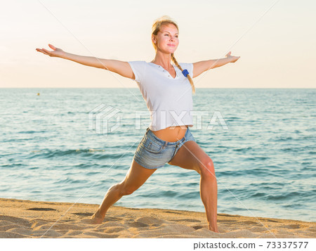 Female 25-35 years old is doing excercises on endurance Female 25-35 years old is doing excercises on endurance 73337577