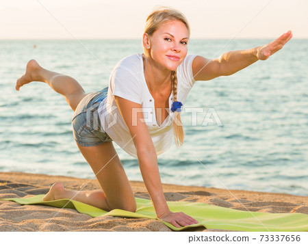 Female 25-35 years old is doing excercises on endurance 73337656