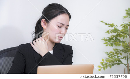 A businessman who plays a personal computer A businessman who plays a personal computer 73337796