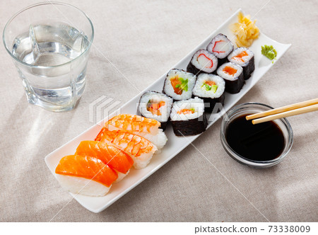 Sushi platter 73338009
