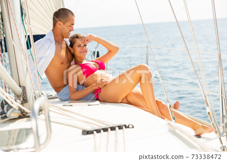 Couple sailing on yacht 73338472