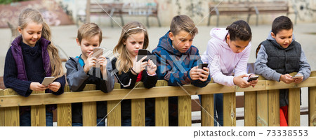 children with mobile devices 73338553