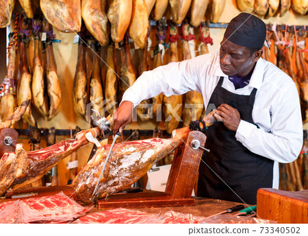 Seller cutting jamon 73340502