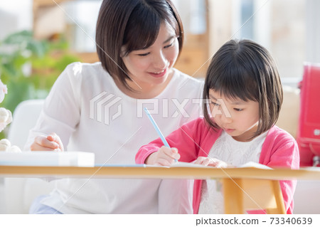 家庭形象女孩和媽媽一起做作業 家庭形象女孩和媽媽一起做作業 73340639
