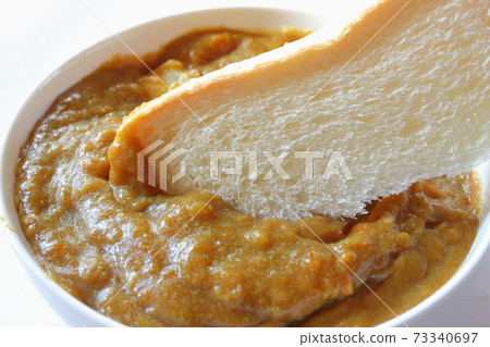 Curry roux curry sauce and bread Curry roux curry sauce and bread 73340697