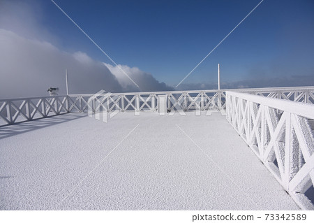 冰凍的地藏山頂站露台 冰凍的地藏山頂站露台 73342589