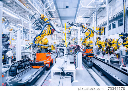 robots in a car factory 73344278