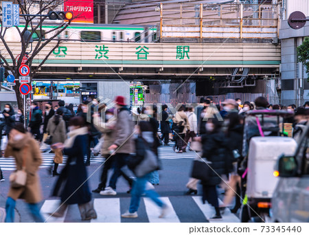 日本的東京都市風景緊急申報。東京的感染人數是2,447,是有史以來最高的。澀谷是威脅性人群= 1月7日 日本的東京都市風景緊急申報。東京的感染人數是2,447,是有史以來最高的。澀谷是威脅性人群= 1月7日 73345440