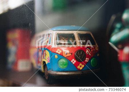 Tin toy 73346074