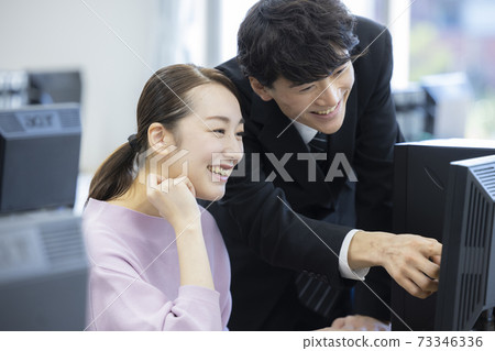 Office scene 73346336