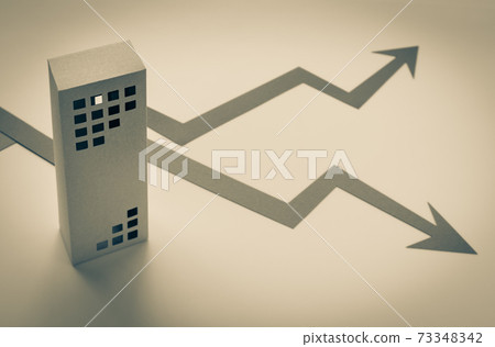 Polarized graph and real estate down, up, polarized construction cost arrow 73348342