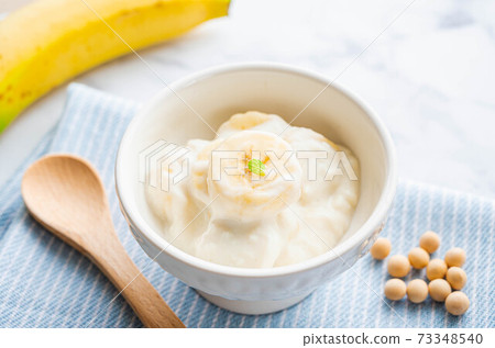 Banana with soy milk yogurt 73348540