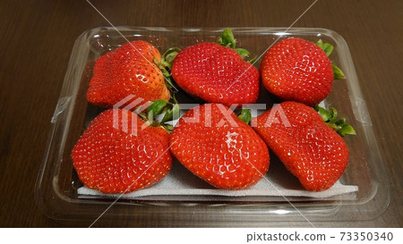 Large grain strawberries Large grain strawberries 73350340