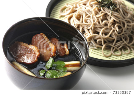 拍攝的鴨西羅蕎麥麵配烤鴨肉，烤長洋蔥和三葉草在白色背景上 73350397