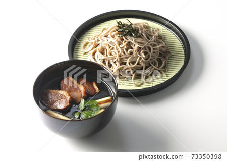 拍攝的鴨西羅蕎麥麵配烤鴨肉,烤長洋蔥和三葉草在白色背景上 拍攝的鴨西羅蕎麥麵配烤鴨肉,烤長洋蔥和三葉草在白色背景上 73350398