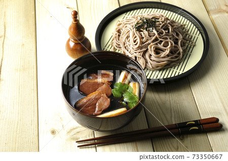 烤鴨肉,烤長洋蔥,三葉鴨西羅蕎麥麵,葫蘆形的七種口味和筷子 烤鴨肉,烤長洋蔥,三葉鴨西羅蕎麥麵,葫蘆形的七種口味和筷子 73350667