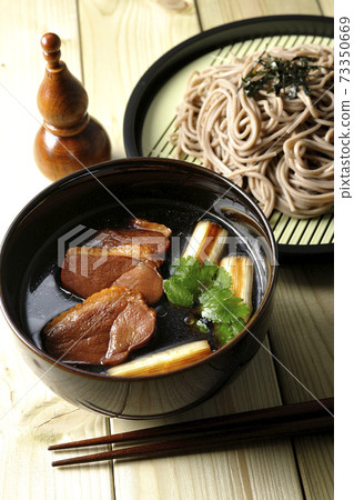 烤鴨肉,烤長洋蔥,三葉鴨西羅蕎麥麵,葫蘆形的七種口味和筷子 烤鴨肉,烤長洋蔥,三葉鴨西羅蕎麥麵,葫蘆形的七種口味和筷子 73350669
