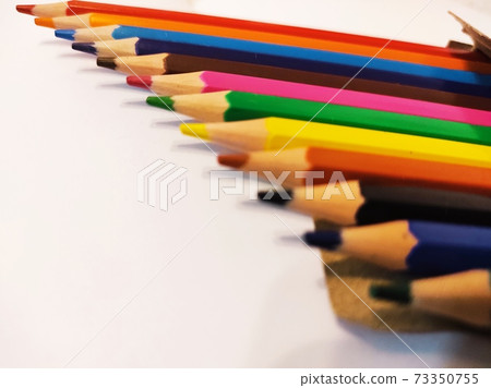 Muliple colored pencils in row 73350755