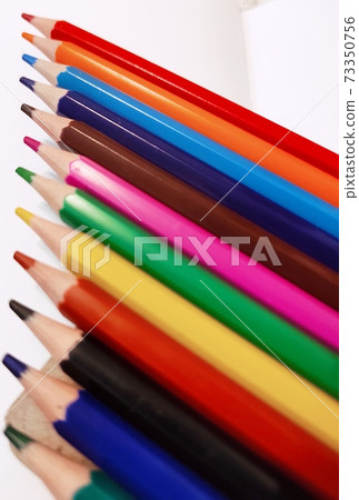 Muliple colored pencils in row 73350756