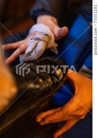 Shoe Shine Leather Shoes Shoes Yurakucho Ginza Retro Nostalgia Glossy Shoes Foot Cleaning Cloth Fingertips Shoe Shine Leather Shoes Shoes Yurakucho Ginza Retro Nostalgia Glossy Shoes Foot Cleaning Cloth Fingertips 73351281