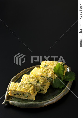 在黑色背景上拍攝的三葉湯卷雞蛋 在黑色背景上拍攝的三葉湯卷雞蛋 73351567