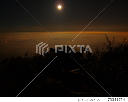 Kitori moonlight and sea of clouds night view 73351754