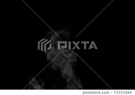 蒸汽,蒸汽,蒸汽,黑色背景上採取的煙 蒸汽,蒸汽,蒸汽,黑色背景上採取的煙 73351894