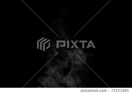 蒸汽，蒸汽，蒸汽，黑色背景上採取的煙 73351895