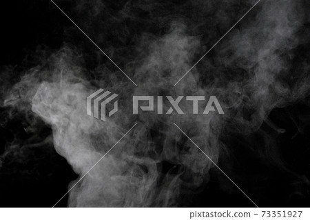 蒸汽,蒸汽,蒸汽,黑色背景上採取的煙 蒸汽,蒸汽,蒸汽,黑色背景上採取的煙 73351927