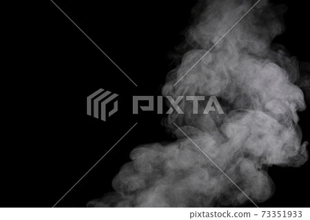 蒸汽，蒸汽，蒸汽，黑色背景上採取的煙 73351933