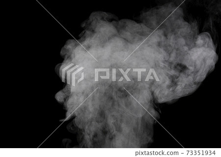 蒸汽，蒸汽，蒸汽，黑色背景上採取的煙 73351934
