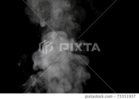 蒸汽，蒸汽，蒸汽，黑色背景上採取的煙 73351937