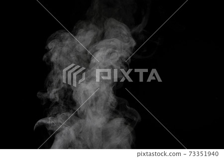 蒸汽,蒸汽,蒸汽,黑色背景上採取的煙 蒸汽,蒸汽,蒸汽,黑色背景上採取的煙 73351940