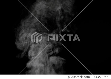 蒸汽，蒸汽，蒸汽，黑色背景上採取的煙 73351946