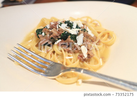 Delicious linguine Delicious linguine 73352175