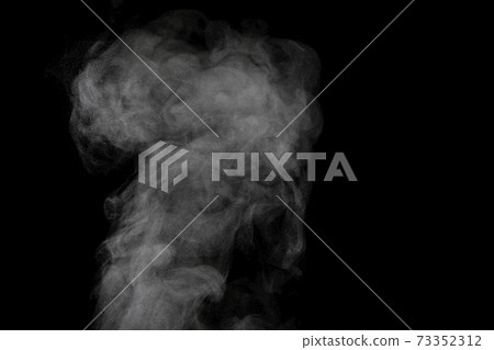 蒸汽，蒸汽，蒸汽，黑色背景上採取的煙 73352312