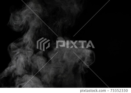 蒸汽，蒸汽，蒸汽，黑色背景上採取的煙 73352330